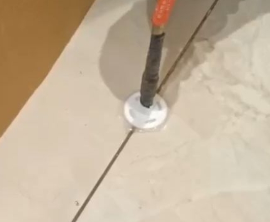 酒泉瓷砖空鼓维修公司专业解答瓷砖在铺贴过程中，如果没有涂抹均匀到位的粘结材料（如水泥砂浆或瓷砖胶），可能会导致以下问题
