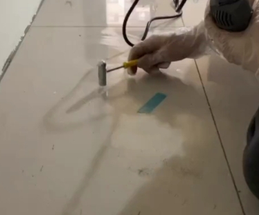 酒泉瓷砖开裂维修公司专业分享瓷砖在铺贴前如果没有沥干水分，将会导致以下问题